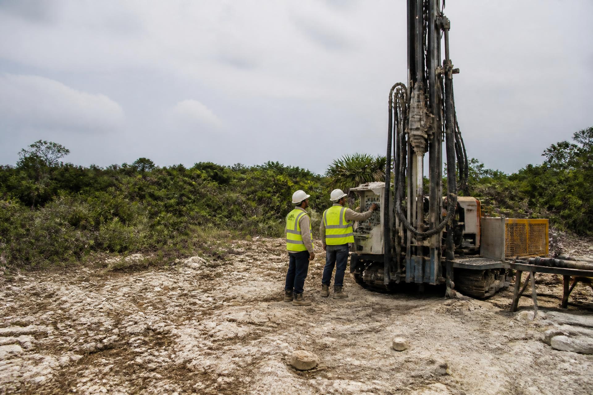 Personal técnico de AvanceMP revisando equipo de perforación sobre terreno calizo en la Península de Yucatán
