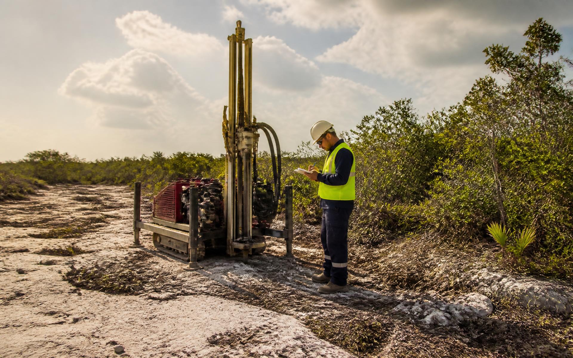 Equipo de sondeo exploratorio y técnico con EPP registrando información en un terreno calizo de Quintana Roo