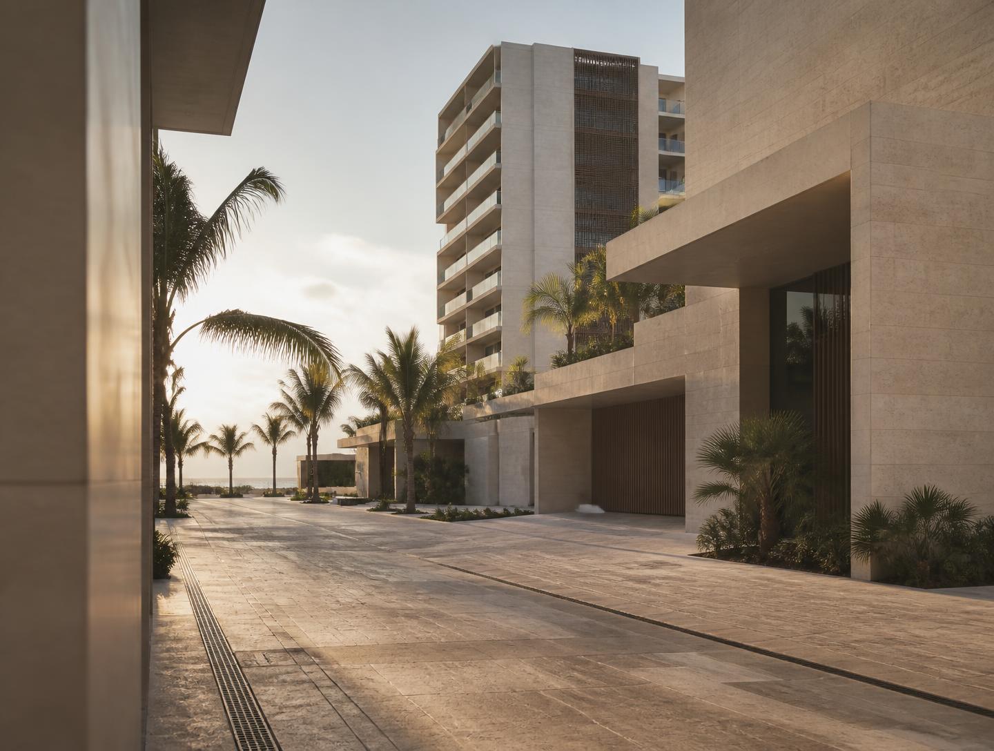Desarrollo hotelero y residencial en la Riviera Maya con andadores de piedra y rejillas de drenaje pluvial